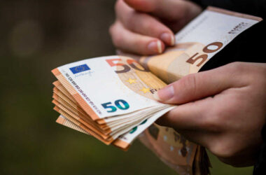 pieniądze 50 euro w ręce mężczyzny